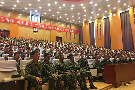 武警玉溪支队组织全体官兵，在礼堂集中收看了党的十九大开幕式盛况。（玉溪日报记者 沈阳 吴坤娱）.jpg