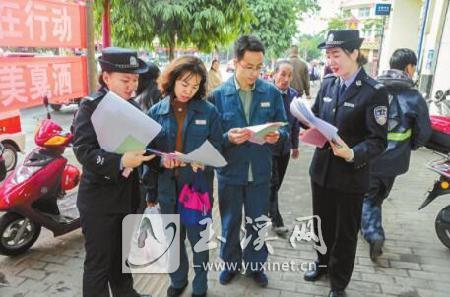 向群众发放宣传单