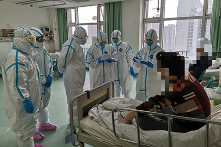 每天对患者进行早查房.jpg