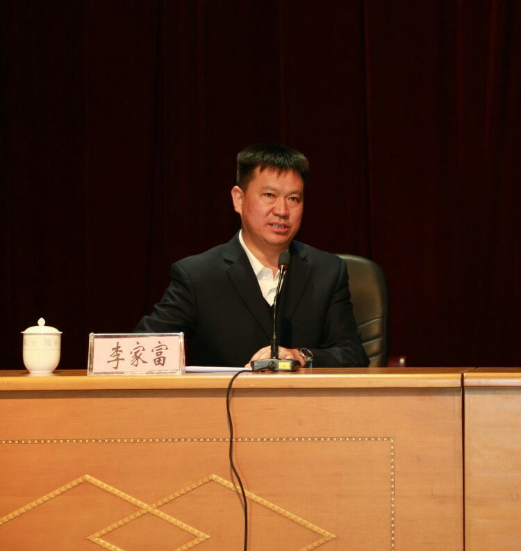 市委组织部副部长,市人力资源和社会保障局党组书记,局长李家富作总结