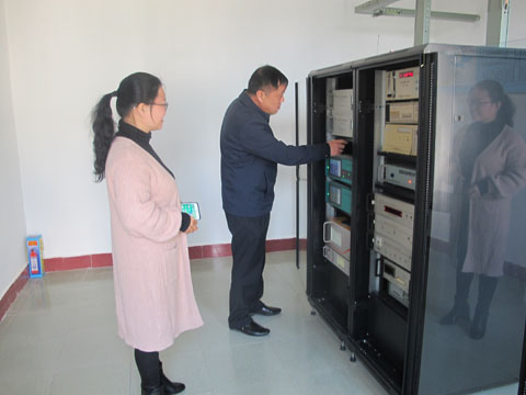 图1 检查高大综合观测站仪器.jpg 图1 检查高大综合观测站仪器.jpg