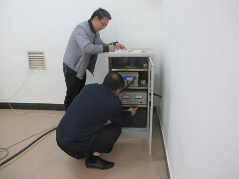 图2 对四街场地影响台阵4号点仪器进行检查.jpg 图2 对四街场地影响台阵4号点仪器进行检查.jpg