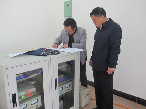 图3 对四街场地影响台阵3号点仪器进行检查.jpg 图3 对四街场地影响台阵3号点仪器进行检查.jpg