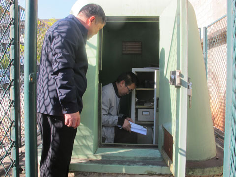 图4 对河西镇强震动台仪器进行检查.jpg 图4 对河西镇强震动台仪器进行检查.jpg