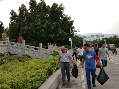 图1 开展“迎七一 创卫我争先”主题党日活动_副本.jpg 图1 开展“迎七一 创卫我争先”主题党日活动_副本.jpg