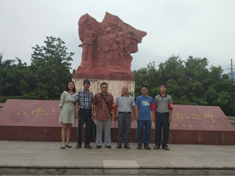 图2 到“云南人民自卫军建军纪念碑”瞻仰革命先烈.jpg 图2 到“云南人民自卫军建军纪念碑”瞻仰革命先烈.jpg