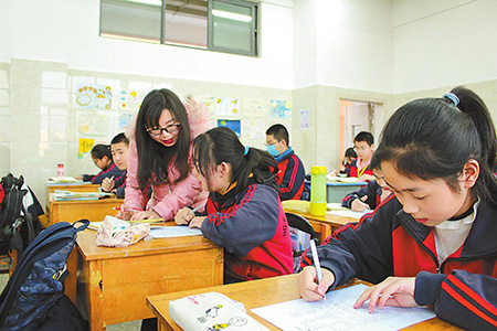 朱玉红老师在延时辅导中点评学生随笔作业。.jpg