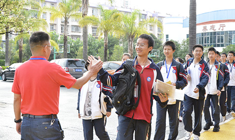 我市2万余名九年级学子奔赴考场.jpg