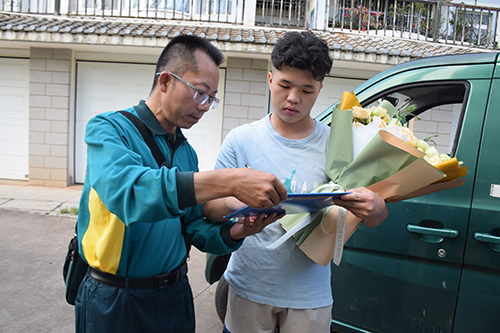 玉溪第一批高考录取通知书开始投递.jpg