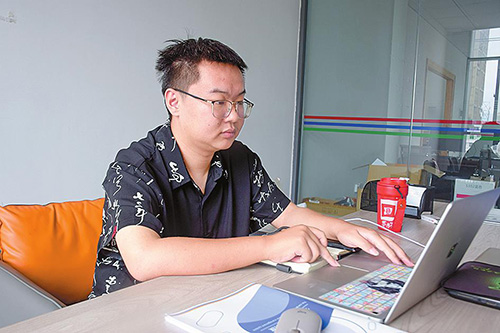 用奋斗谱写青春旋律.jpg