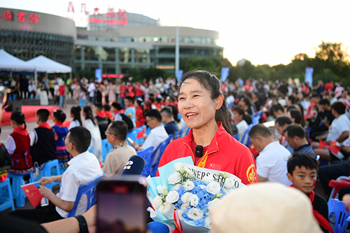 玉溪人民为刘浩夺金加油助威1.jpg