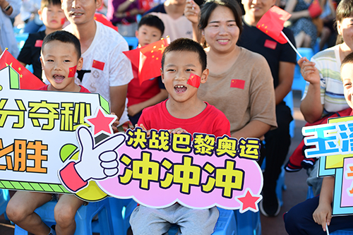 玉溪人民为刘浩夺金加油助威2.jpg