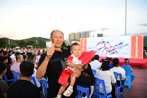 亲人师友为刘浩加油助威1.jpg