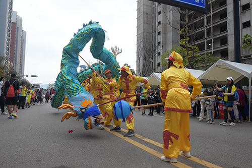 参加生态公益行活动 争当生态文明践行者.jpg