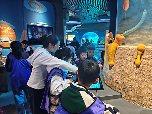 我市组织留守儿童到澄江开展研学活动.jpg
