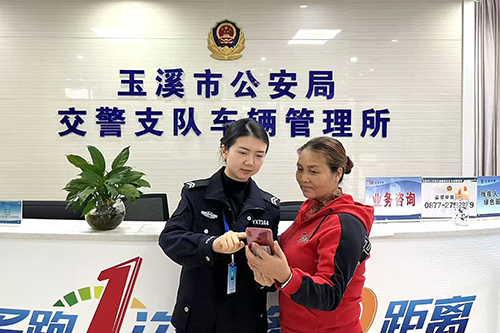 电子行驶证正式启用我市已有42936人申领.jpg