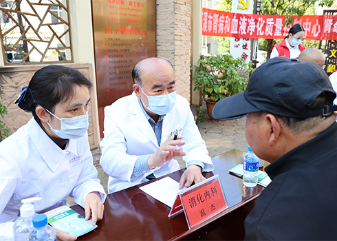玉溪市中山医院引进11名“银龄医师”.jpg