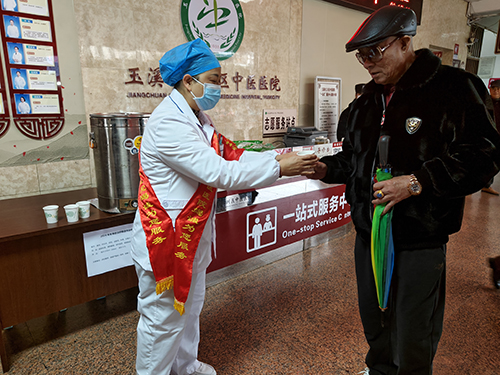 中医医院免费发放大锅药.jpg