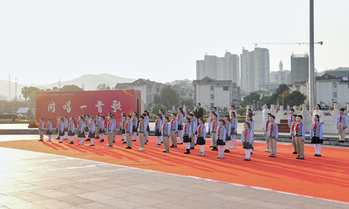 在国旗下铭记历史在国歌声中共同前进.jpg