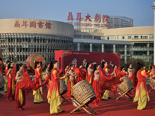 在国旗下铭记历史在国歌声中共同前进1.jpg