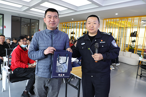反诈宣传进企业 筑牢财产安全“防护墙”.jpg