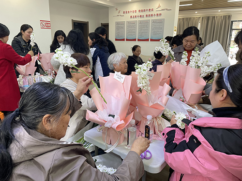 学习插花技艺感受幸福生活.jpg