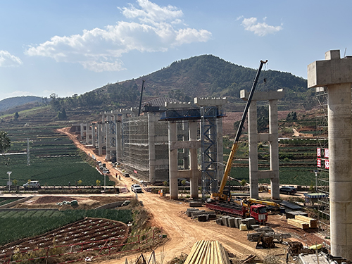 澄华高速公路华宁段建设加速.jpg