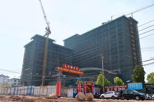 新平县人民医院门诊医技综合楼初具雏形.jpg