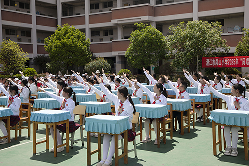 凤山小学开展课桌舞大赛.jpg