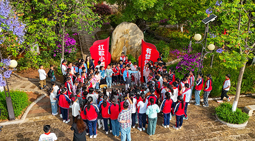 聂耳小学“大课间”推出“红歌小舞台”.jpg
