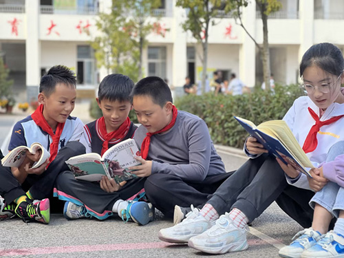 书香满校园 阅读伴成长.jpg