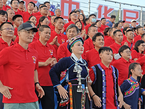 300名劳动者代表感受中超赛事魅力.jpg