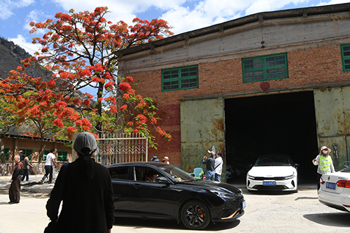 车间变身停车场 游客有序停车.jpg