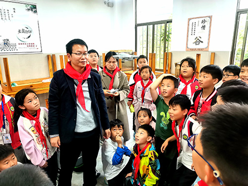 科普之光点亮孩子科技梦想.jpg