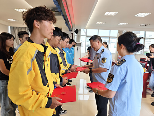 玉溪首批网络“食安哨兵”受聘上岗.jpg