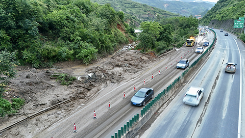强降雨致部分道路交通中断多部门联动抢险保通.jpg