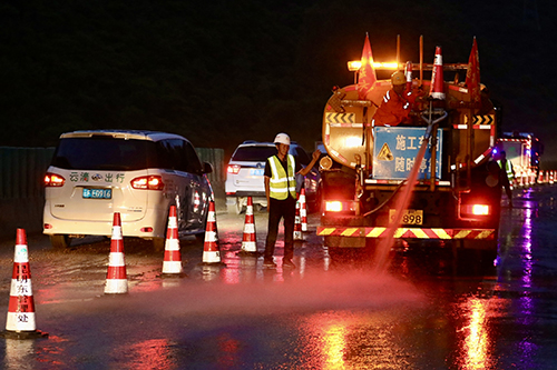 强降雨致部分道路交通中断多部门联动抢险保通1.jpg