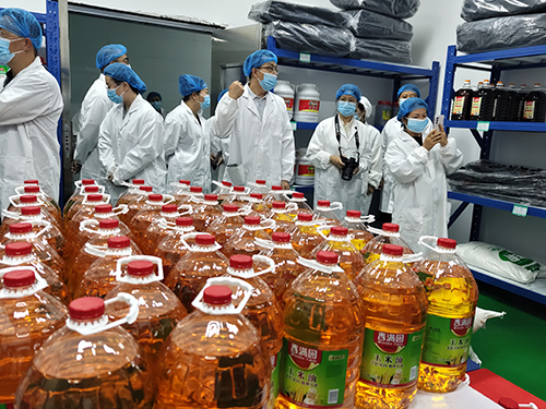 我市开展校园配餐服务企业培训暨家长参观活动.jpg