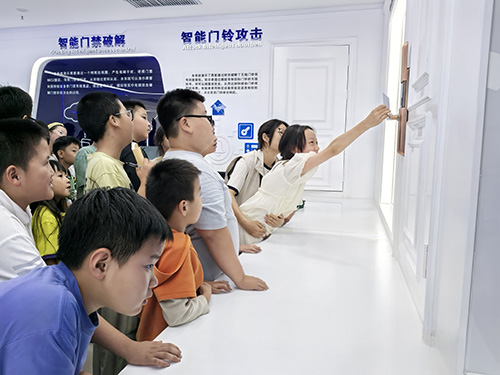 30余个家庭同上网络安全课.jpg