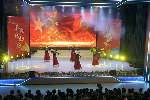 文艺晚会迎“双节”.jpg