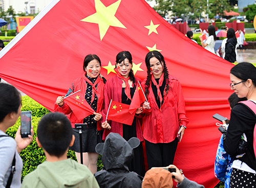 玉溪举行“同升国旗·同唱国歌”活动1.jpg