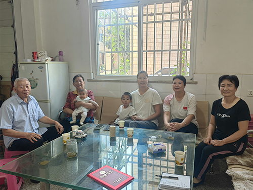 一个早点铺凝聚相亲相爱一家人.jpg 一个早点铺凝聚相亲相爱一家人.jpg