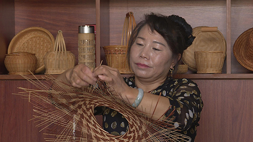 用竹篾“织梦”的人.jpg 用竹篾“织梦”的人.jpg