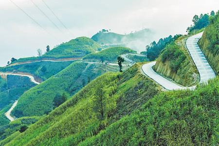 111 2018年1月，刚铺设好的那诺乡乡村公路。 本报记者 崔永红 摄.jpg