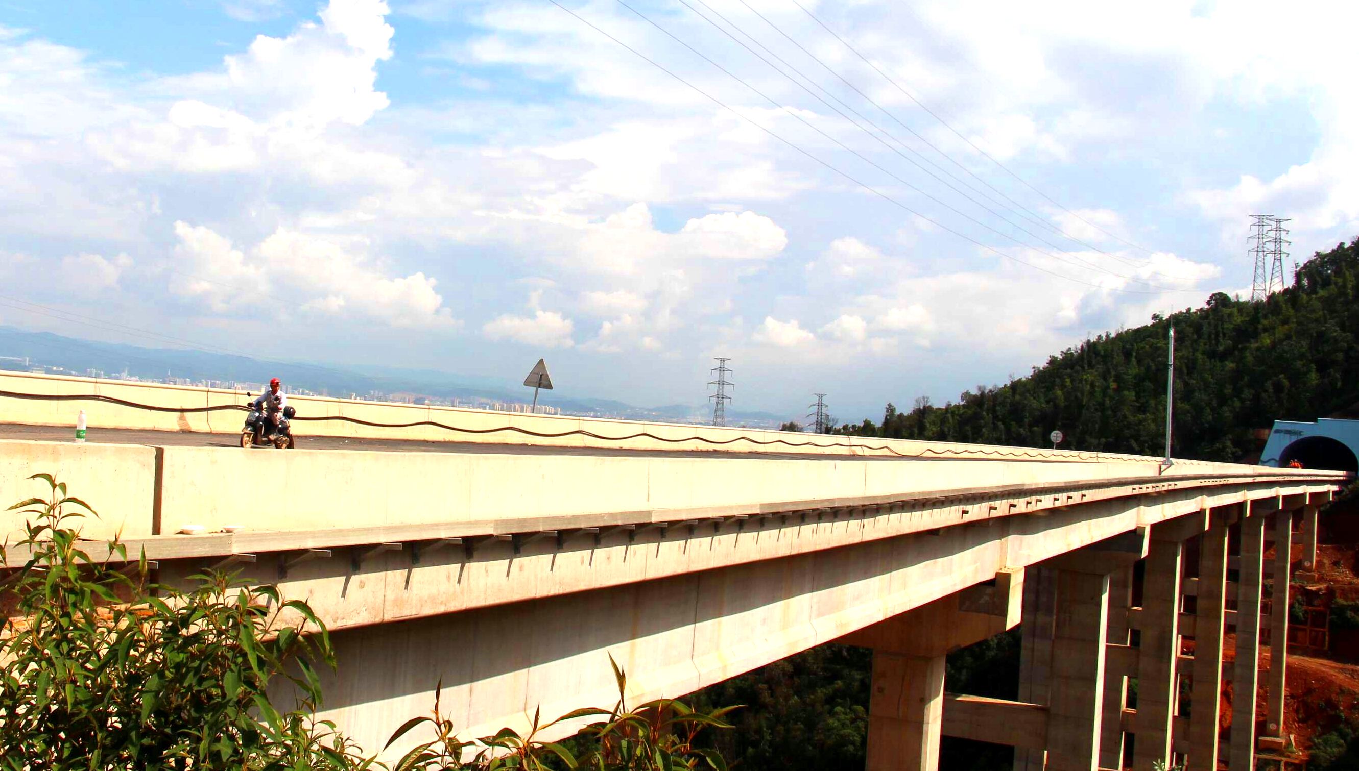 晋红高速公路项目小坡山大桥-摄影：王艳娇.jpg