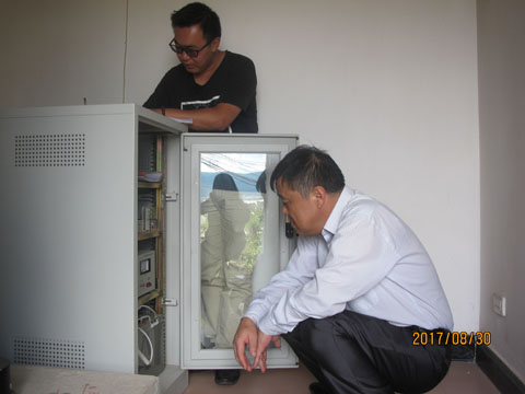 图1  对四街场地影响台阵1号点进行检查.JPG