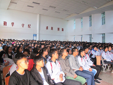 图2 通海县第一中学学生认真听讲.jpg