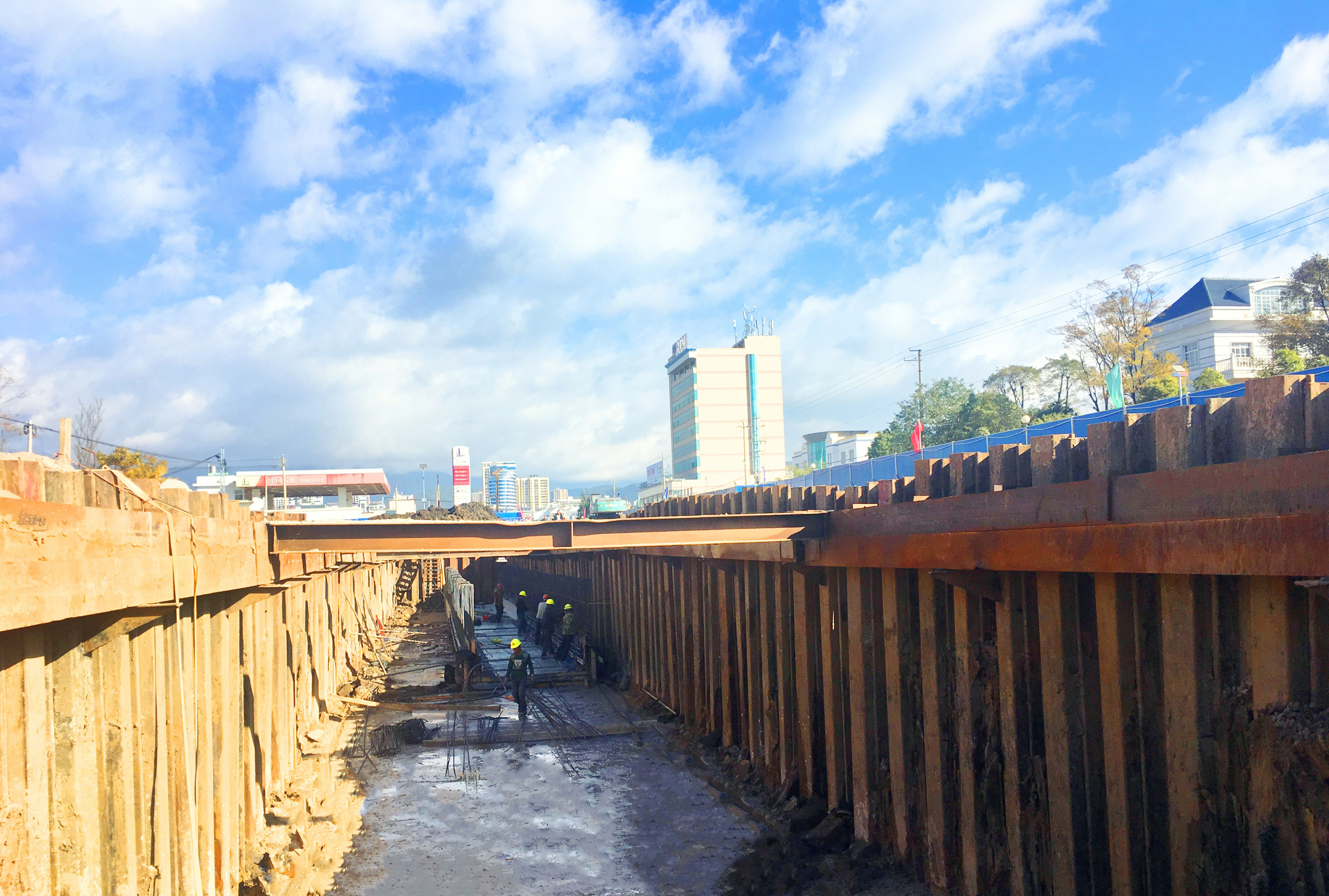 仙湖路综合管廊建设稳步推进.jpg