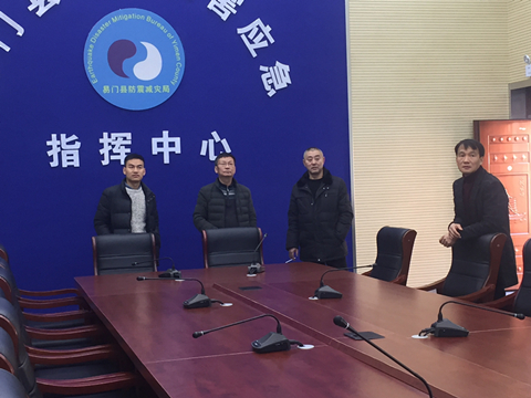 图1 在地震应急指挥中心实地查看进展情况.JPG