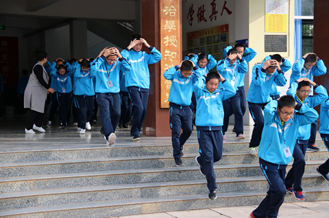 易门县龙泉中学开展防震减灾科普知识培训和地震应急疏散演练